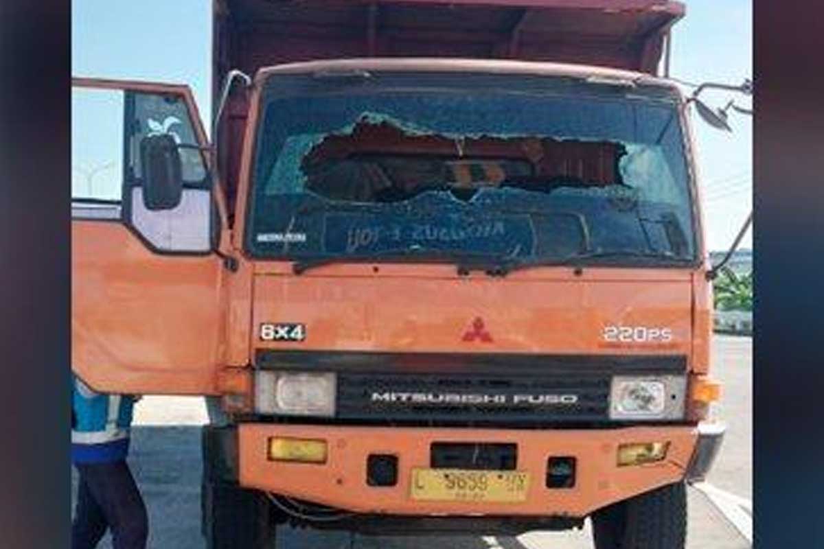 Dump truk yang dikendarai oleh Suwanto (46) warga Wringinanom, Gresik, diamankan oleh anggota Polsek Driyorejo usai tabrak seorang lansia.