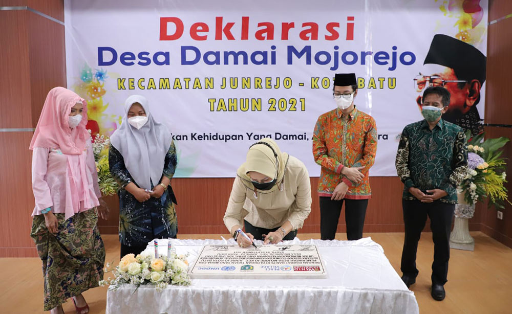Wali Kota Batu Dewanti Rumpoko menandatangani prasasti deklarasi damai.