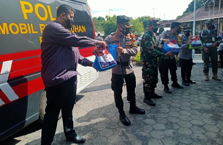 Kapolres Probolinggo Kota, AKBP RM Jauhari, Wali Kota Probolinggo Habib Hadi Zainal Abidin dan Dandim 0820 Probolinggo, Letkol Inf Imam Wibowo secara simbolis menyalurkan bantuan beras bagi terdampak PPKM Darurat