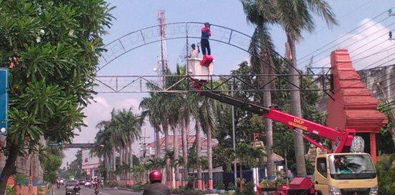 DIGANTI: Tulisan di gapura Selamat Datang di Kota Bojonegoro diganti menjadi 