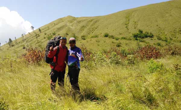 Dua pilot paralayang usai uji coba di kawasan Kawah Wurung. (foto: sugiyanto/BANGSAONLINE)