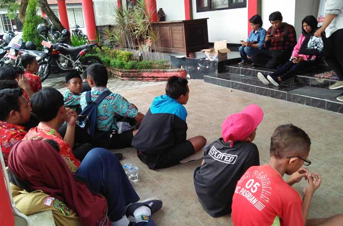 Para pelajar yang terjaring razia.