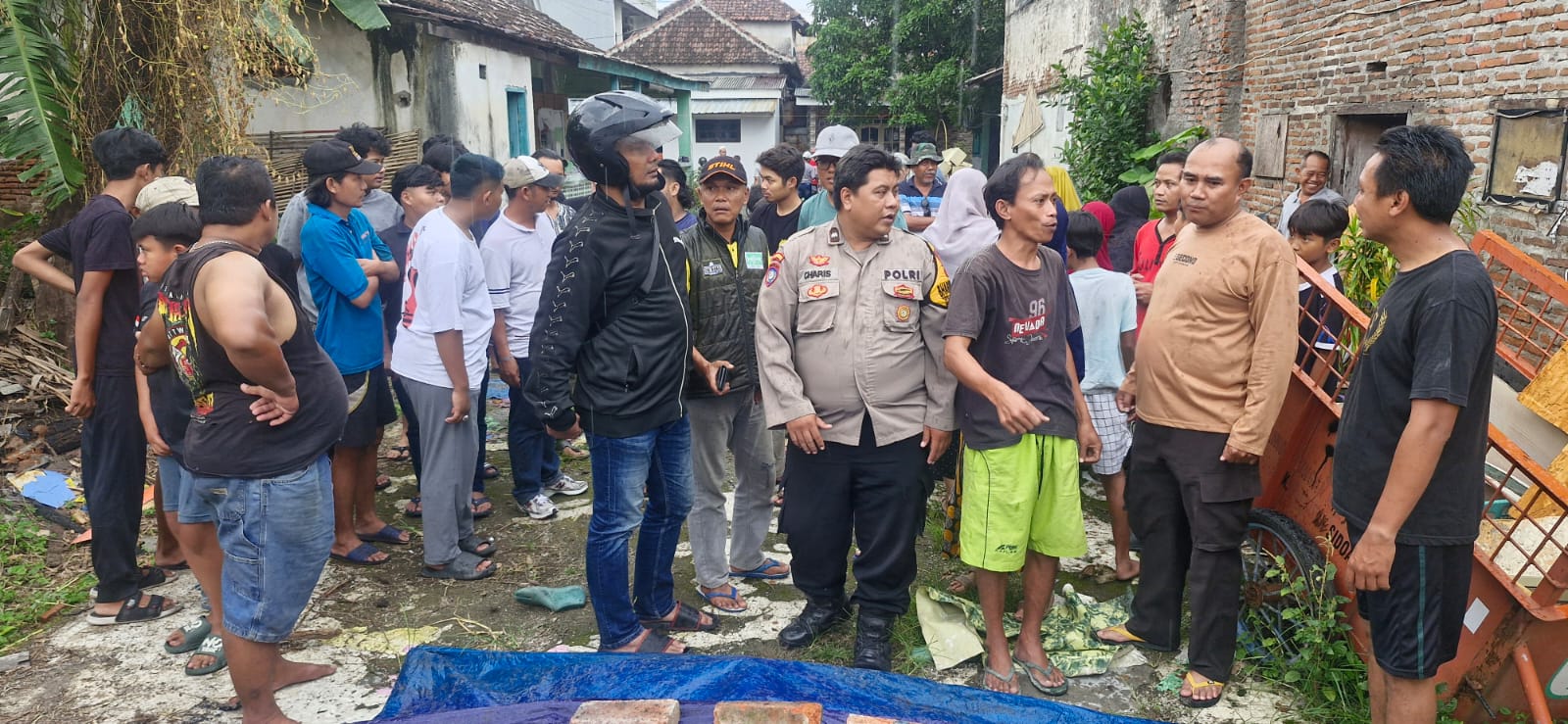 Polisi saat berada di TKP