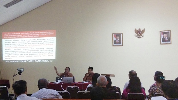Dr Bambang saatmemberikan paparannya di "Bincang-bincang Budaya bersama Dr Bambang Noorsena", di lantai 4 GPIP Eben Heizer Surabaya, Jumat (13/7) malam. foto: YUDI A/ BANGSAONLINE