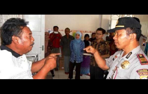 Kepala Polsek Pekuncen Polres Banyumas, AKPH Sutarno (kanan).