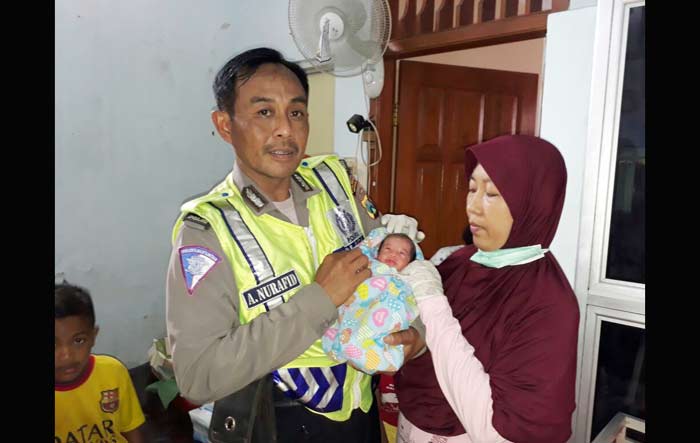 Petugas sedang menggendong bayi laki-laki yang ditemukan warga Tanggulangin, Sidoarjo bersama empat ekor kucing dalam satu kardus.