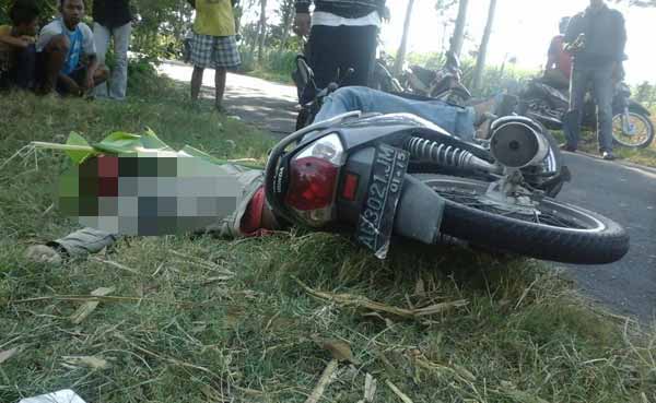 Korban saat terjatuh dari atas sepeda motor dan meninggal dunia di lokasi kejadian. (foto: dendi martoni/BANGSAONLINE)