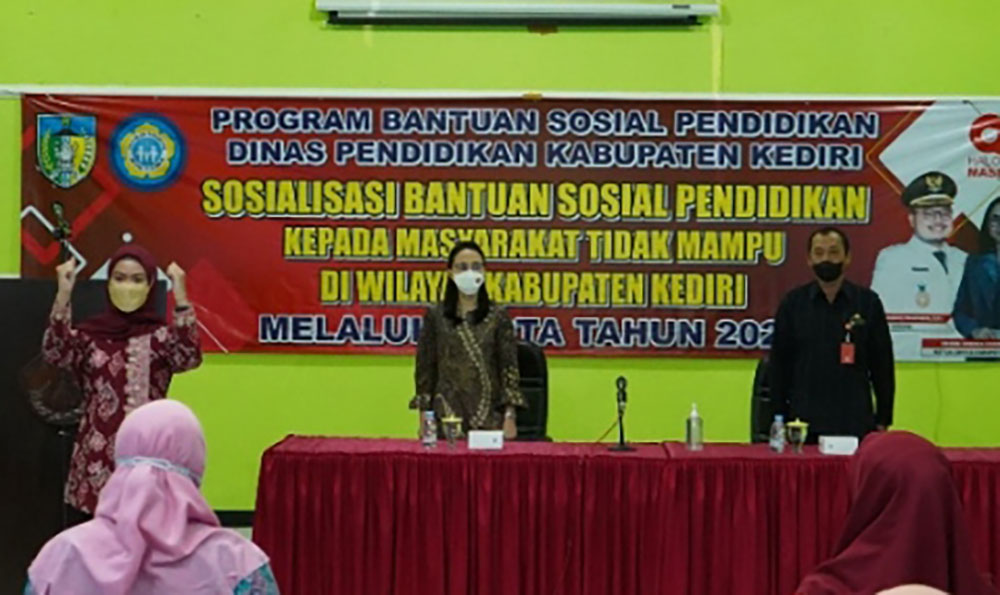 Ketua GNOTA Kabupaten Kediri, Eriani Annisa Hanindhito, saat menghadiri sosialisasi bantuan sosial pendidikan kepada masyarakat tidak mampu di wilayah Kabupaten Kediri. Foto: Ist.