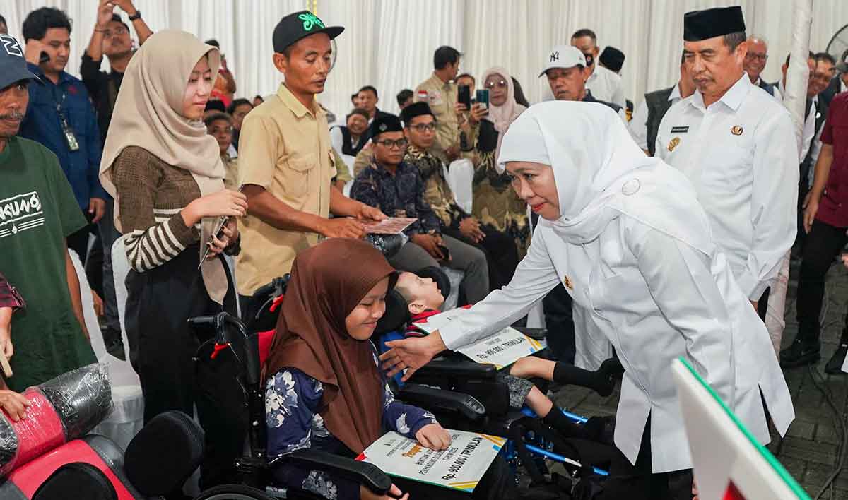 Gubernur Khofifah saat menyapa salah satu warga ketika menyalurkan bantuan sosial di Pendopo Kabupaten Madiun.