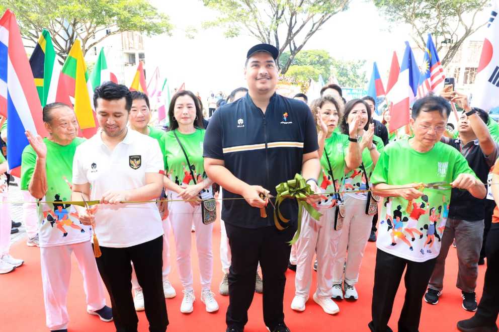 (dari kiri) Wagub Jatim, Emil Dardak bersama Menpora Dito Ariotedjo saat pemotongan pita peresmian Graha Padel Club