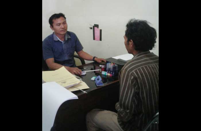 Tersangka (kanan) sedang diinterogasi.