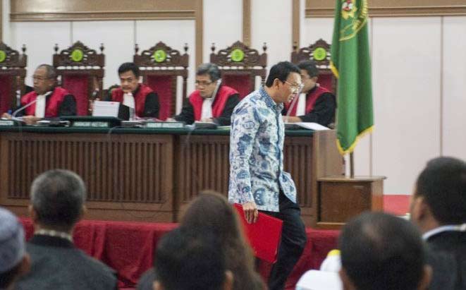 Ahok saat memasuki ruang sidang di Auditorium Kementerian Pertanian, Pasar Minggu, Jakarta Selatan, Selasa (10/1).