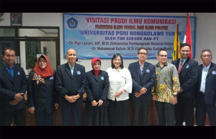Rektor Unirow beserta jajarannya foto bersama setelah mendapatkan akreditasi B.