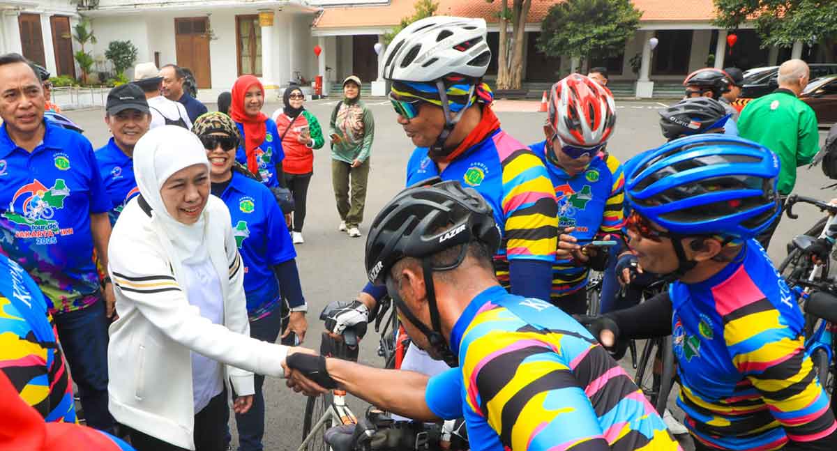 Gubernur Khofifah saat menyambut peserta Tour de’ Jakarta-IKN 2025 di Gedung Negara Grahadi, Surabaya.