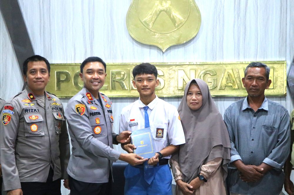 Mujadidi Faizha Adhim (tengah) saat bertemu dengan Kapolres dan Wakapolres Ngawi