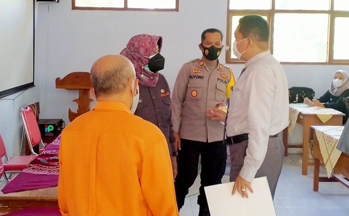 Kadinsos Trenggalek dr Ratna, Kapolsek Watulimo AKP Suyono, Ketua Peradi Trenggalek, dan Penasihat Hukum korban, Eko Yuhono. foto: HERMAN/BANGSAONLINE
