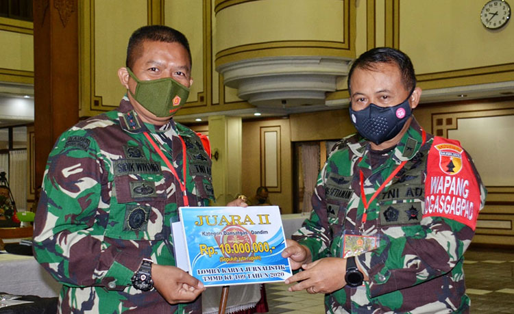 Dandim 0812 Lamongan Letkol Inf Sidik Wiyono saat menerima penghargaan. (foto: ist)