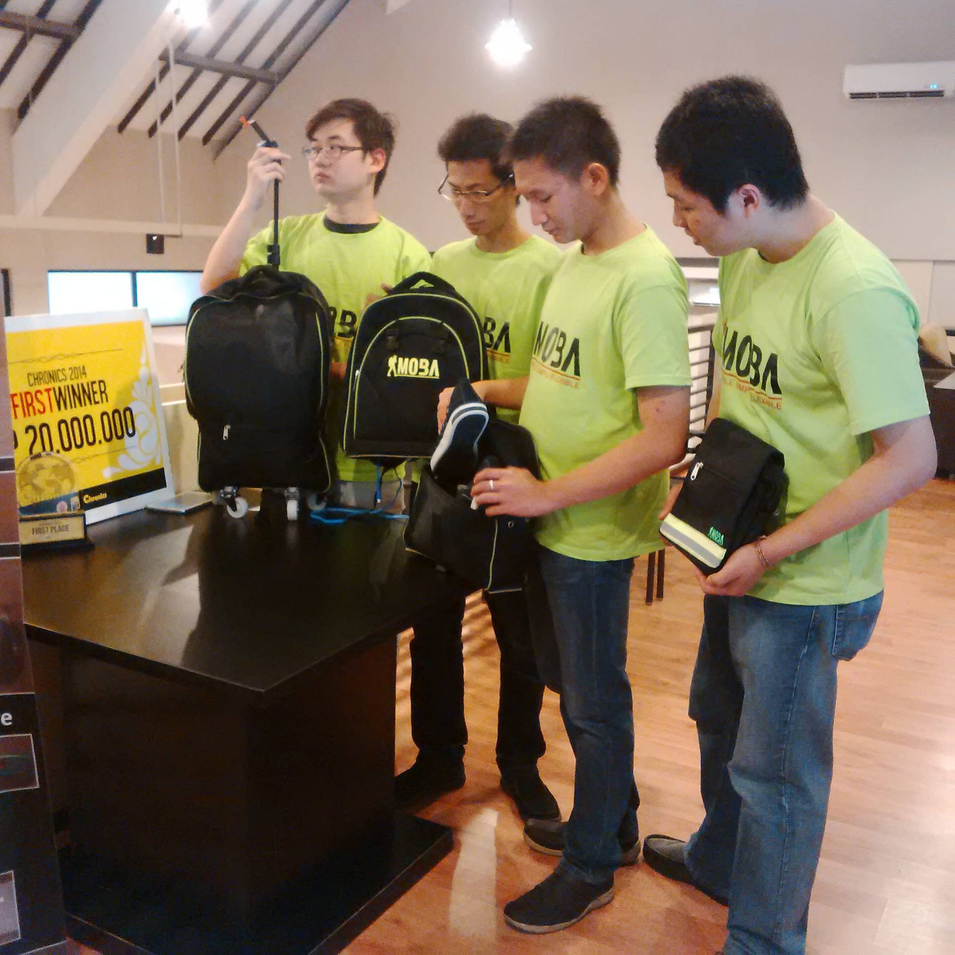 MOBA. Empat mahasiswa Ubaya menunjukkan karya tas MOBA yang memenangkan lomba CHRONICS 2014 se Asean. foto : nisa/bangsaonline
