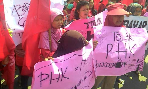 Puluhan massa saat mendatangi kantor DPRD Kabupaten Kediri. foto: dendi martoni/BANGSAONLINE