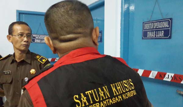 Ketua Tim Penyidik Kejari Sidoarjo, Wido Utomo SH (kiri) bersama anggota Kejari Sidoarjo yang menggunakan rompi Satuan Khusus (Satsus) Pemberantasan Korupsi melakukan penyegelan ruang Direktur PDAM Delta Tirta Sidoarjo. foto: nanang ichwan/ BANGSAONLINE