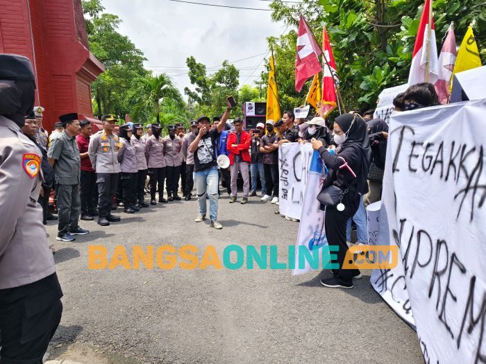 Aliansi Mahasiswa Nganjuk saat menggelar aksi di depan kantor DPRD Setempat. Foto: Rafli Fajri Julianto/BANGSAONLINE