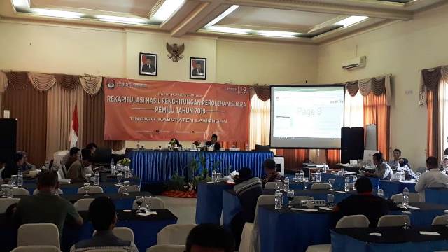 Suasana rekapitulasi pemilu 2019 di KPU Lamongan.

