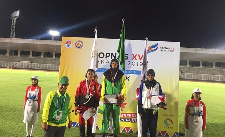 Nabila Fafriliani Ardiyansyah (tengah), Atlet Atletik Lompat Tinggi Tuban. (foto: ist).