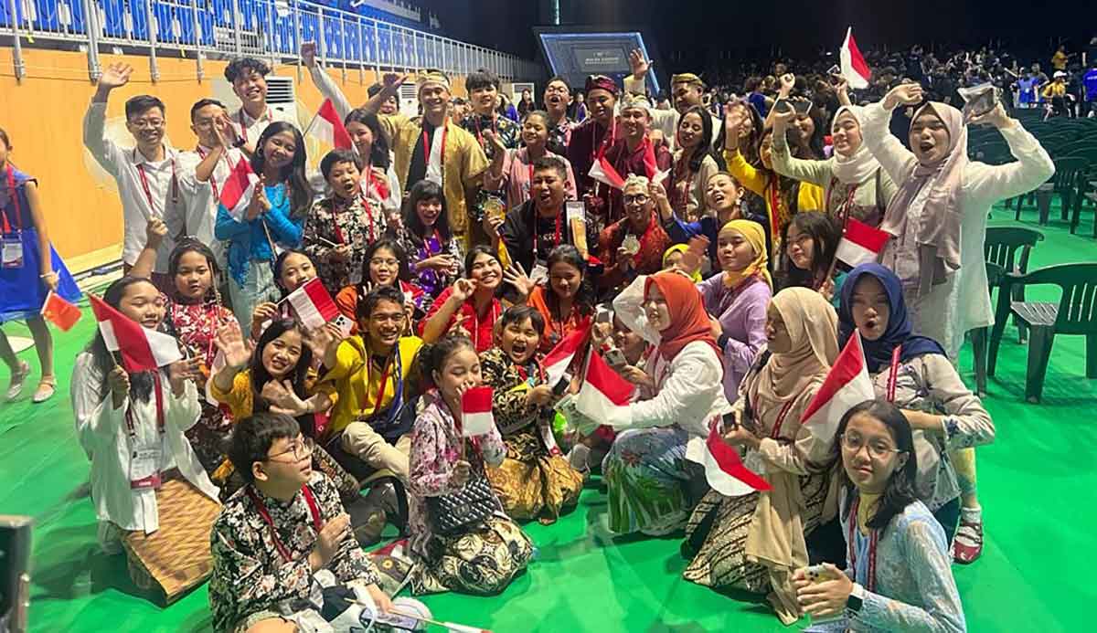 Grup paduan suara Gitabumi Shine Voices saat foto bersama usai mengikuti kompetisi di Korea Selatan.