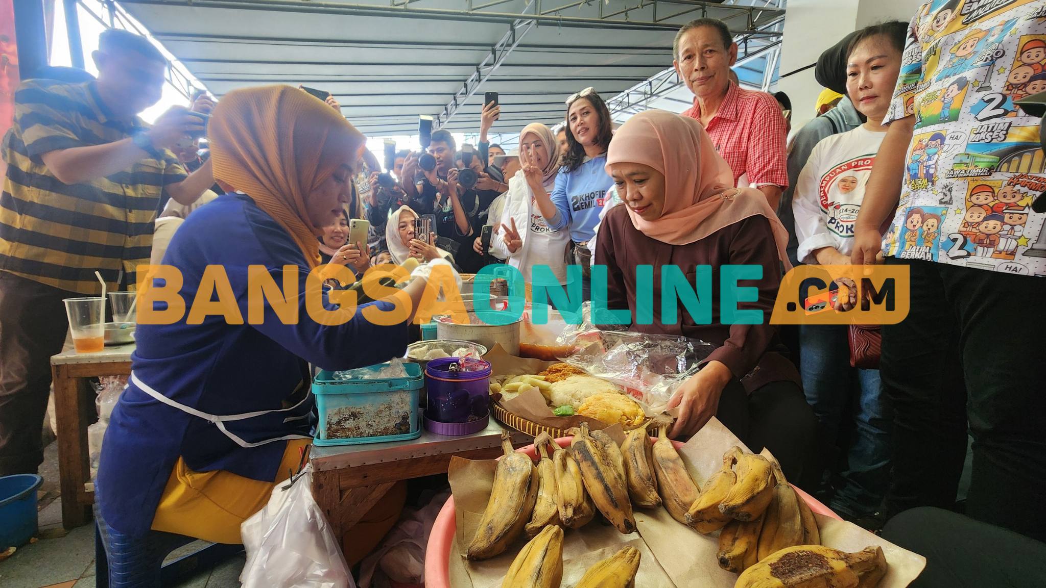 Blusukan di Pasar Atom, Khofifah Borong Jajanan Tradisional dan Gelar Cek Kesehatan Gratis