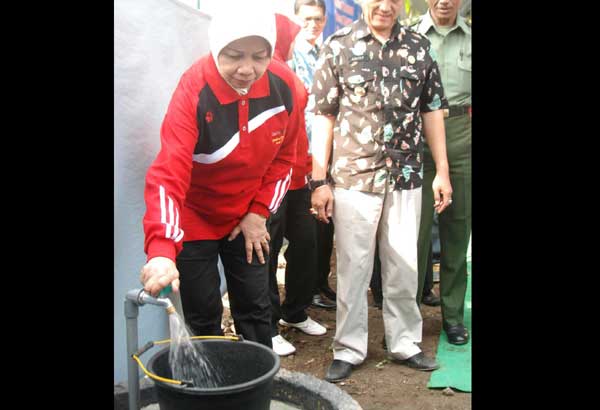 Bupati Kediri dr Hj Haryanti Sutrisno saat mencoba air bersih dari hasil Pamsimas di Desa Jarak Kecamatan Plosoklaten. foto: arif kurniawan/BANGSAONLINE