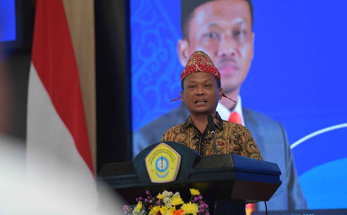 Rektor UTM saat memberi sambutan.