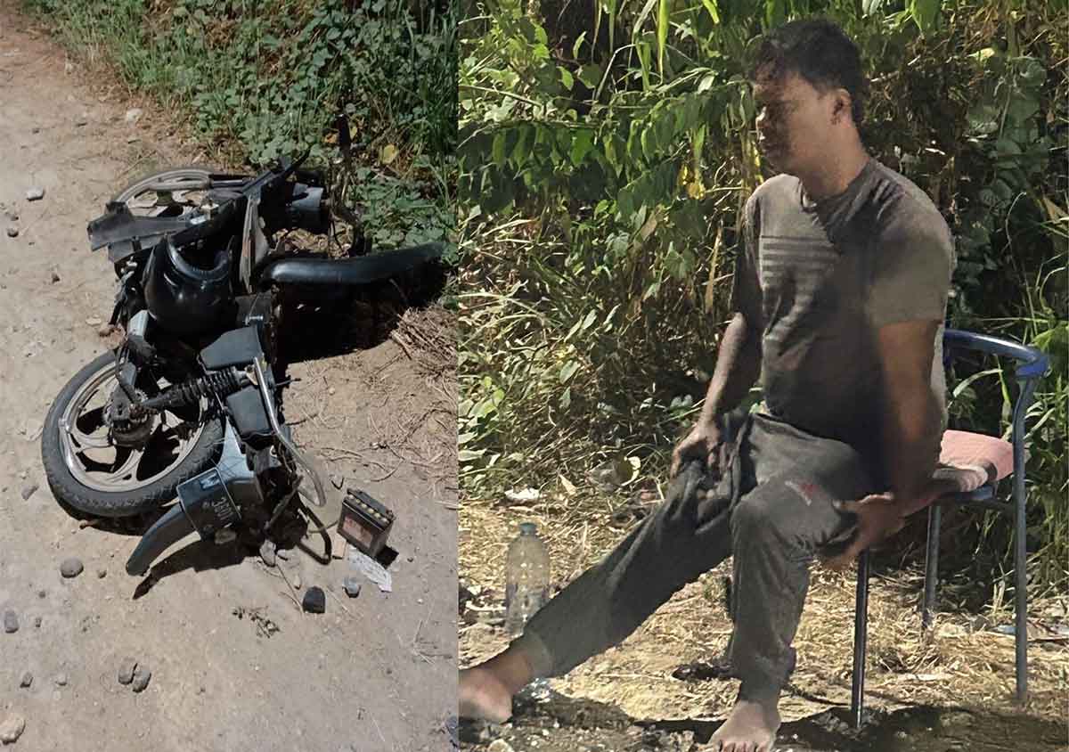Korban dan kendaraannya yang selamat usai terserempet kereta api.