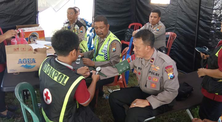 Tim Dokkes saat memeriksa tekanan darah anggota yang melakukan pengamanan Pemilu.