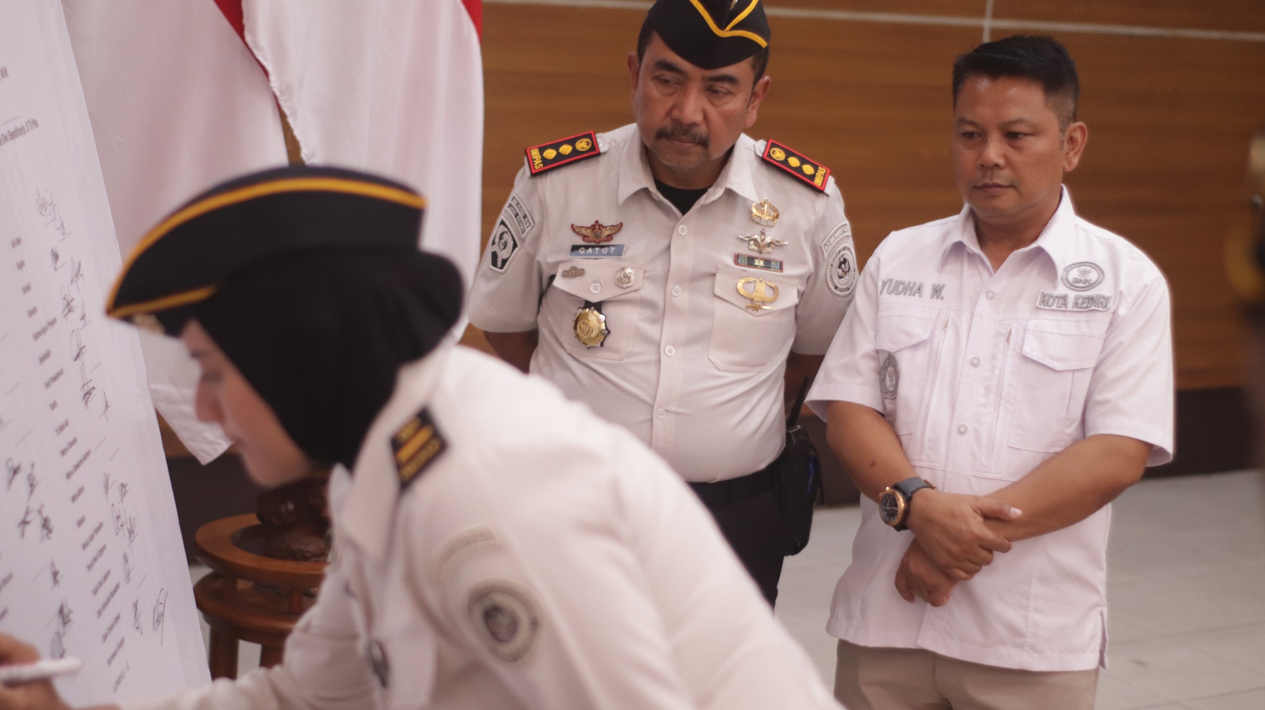 Kepala Lapas Kediri, Gatot Tri Rahardjo dan Kepala BNN Kota Kediri, Yudha Wirawan (kanan) saat menyaksikan penandatanganan deklarasi. (Ist). 