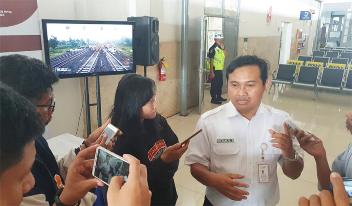 Ixfan Hendriwintoko saat memberikan keterangan di Setasiun Kertosono. foto: BAMBANG/ BANGSAONLINE