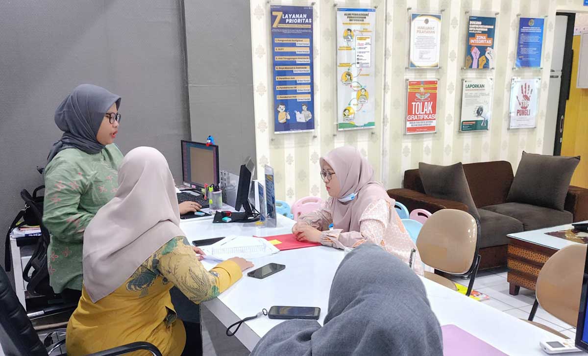 Pelayanan dari petugas Kantah Kota Pasuruan.