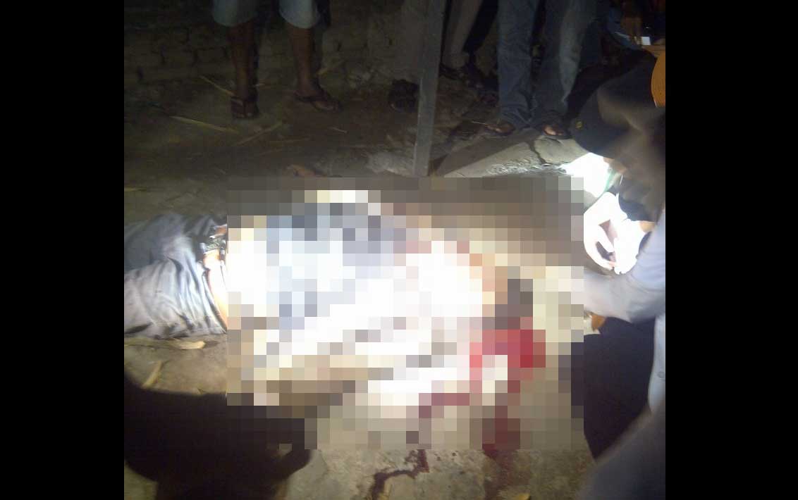 Korban pembunuhan sebelum dievakasi. foto: soewandito/BANGSAONLINE