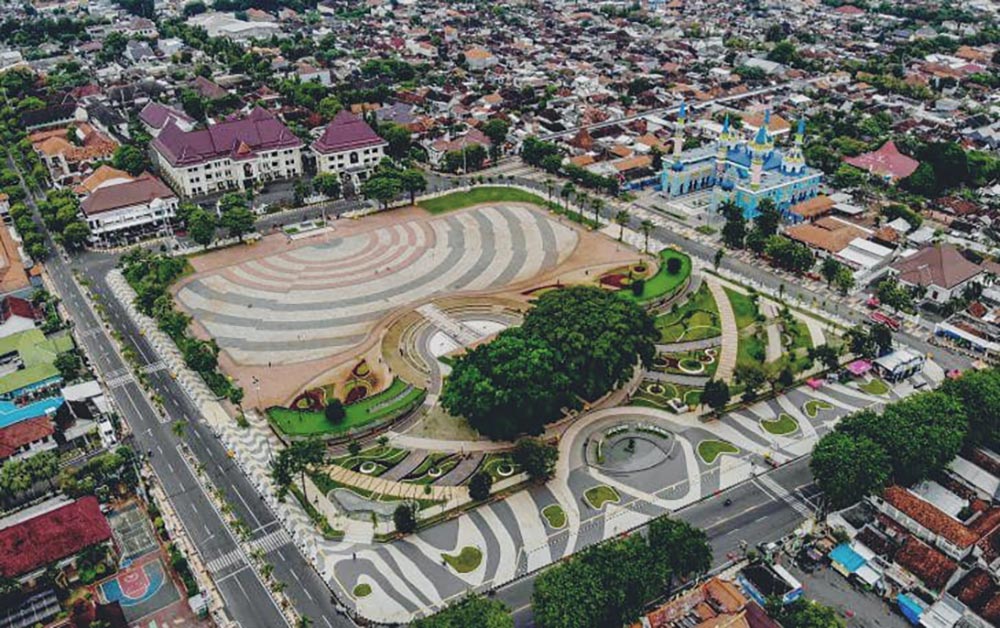 Bupati Lindra Ajak Seluruh Pihak Rawat Alun-Alun Tuban