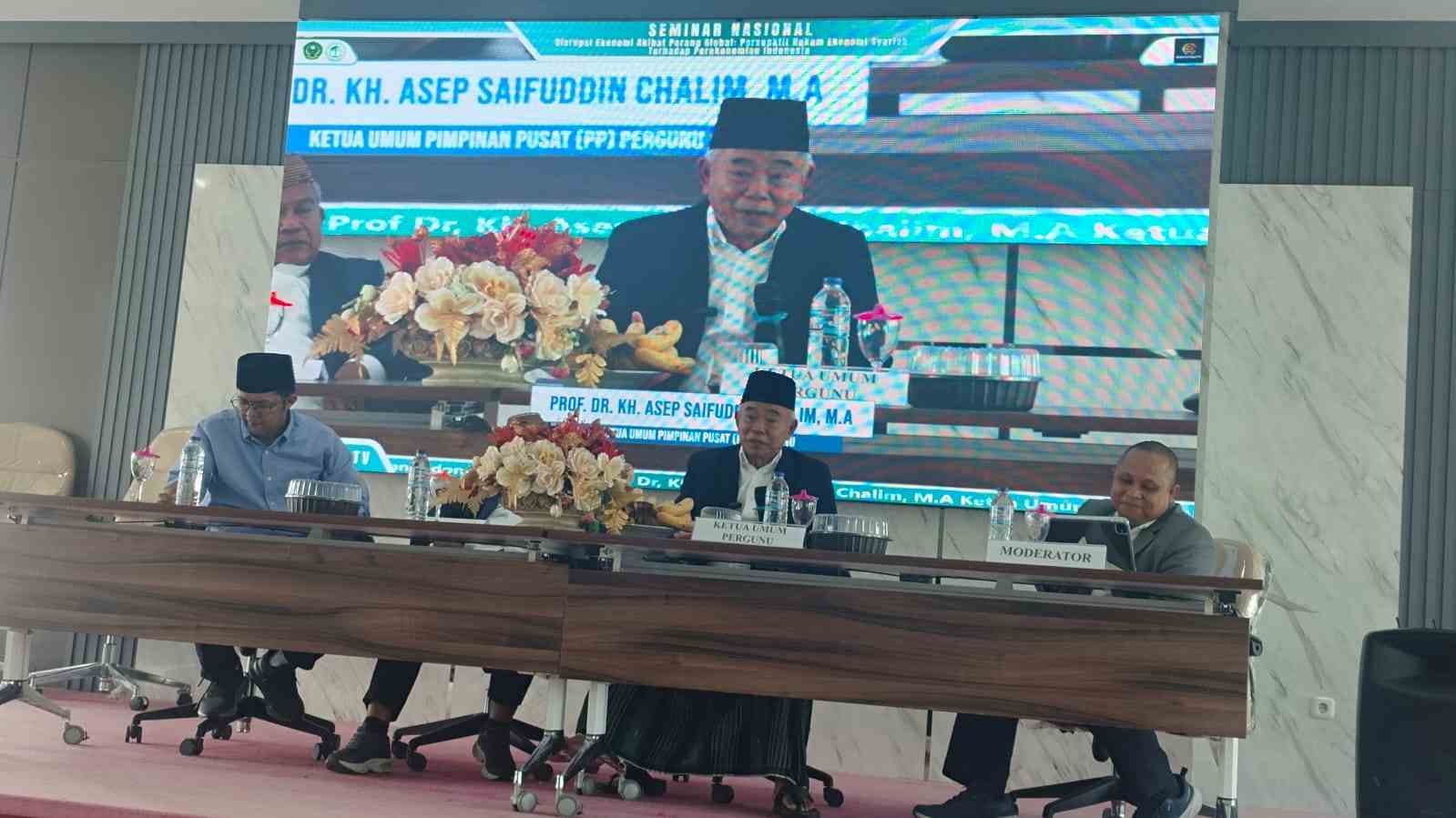Dr. KH. Asep Saifuddin Chalim, M.A. dan para nara sumber yang lain dalam Seminar Nasional bertajuk “Disrupsi Ekonomi Akibat Perang Global: Perspektif Hukum Ekonomi Syariah terhadap Perekonomian Indonesia”, di Auditorium Lantai 3 Fakultas Syariah IAIN Gorontalo, Rabu 29 April 2026 . Foto: bangsaonline