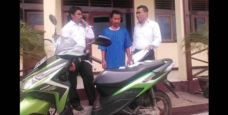 TERHENTI. Sepak terjang spesialis pencuri sepeda sepeda motor ini harus terhenti setelah kaki kanannya ditembak tim Buser Polres Bojonegoro. Foto: Eky Nurhadi/BANGSAONLINE