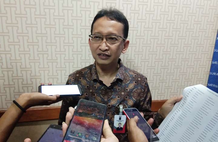 Kepala BPKPD Kota Surabaya Yusron Sumartono, saat memberikan keterangan persnya. foto: YUDI ARIANTO/ BANGSAONLINE
