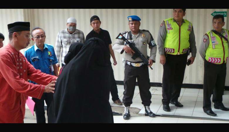 Siti Maesaroh (31), istri pelaku teror Thamrin nyaris pingsan saat menjemput pulang jenazah suaminya, M Ali. Rabu (27/1/2016)/Kompas.com