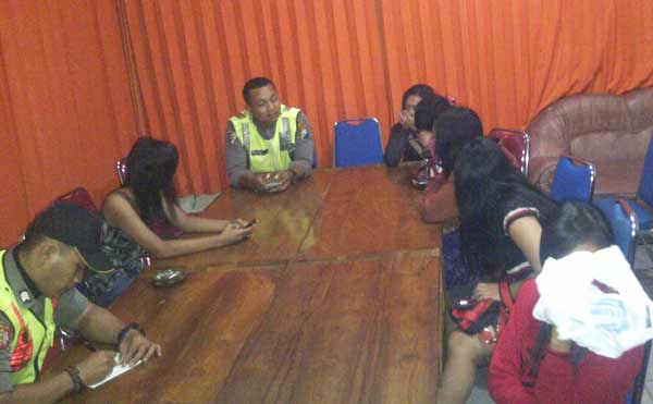 DIDATA: Petugas Satpol PP tengah mendata pemandu lagu yang terjaring razia gabungan. foto: soewandito/BANGSAONLINE