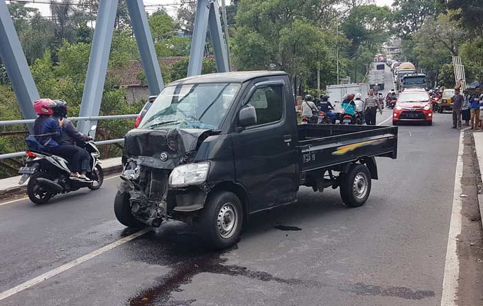 Kondisi kendaraan yang ringsek usai tabrakan.