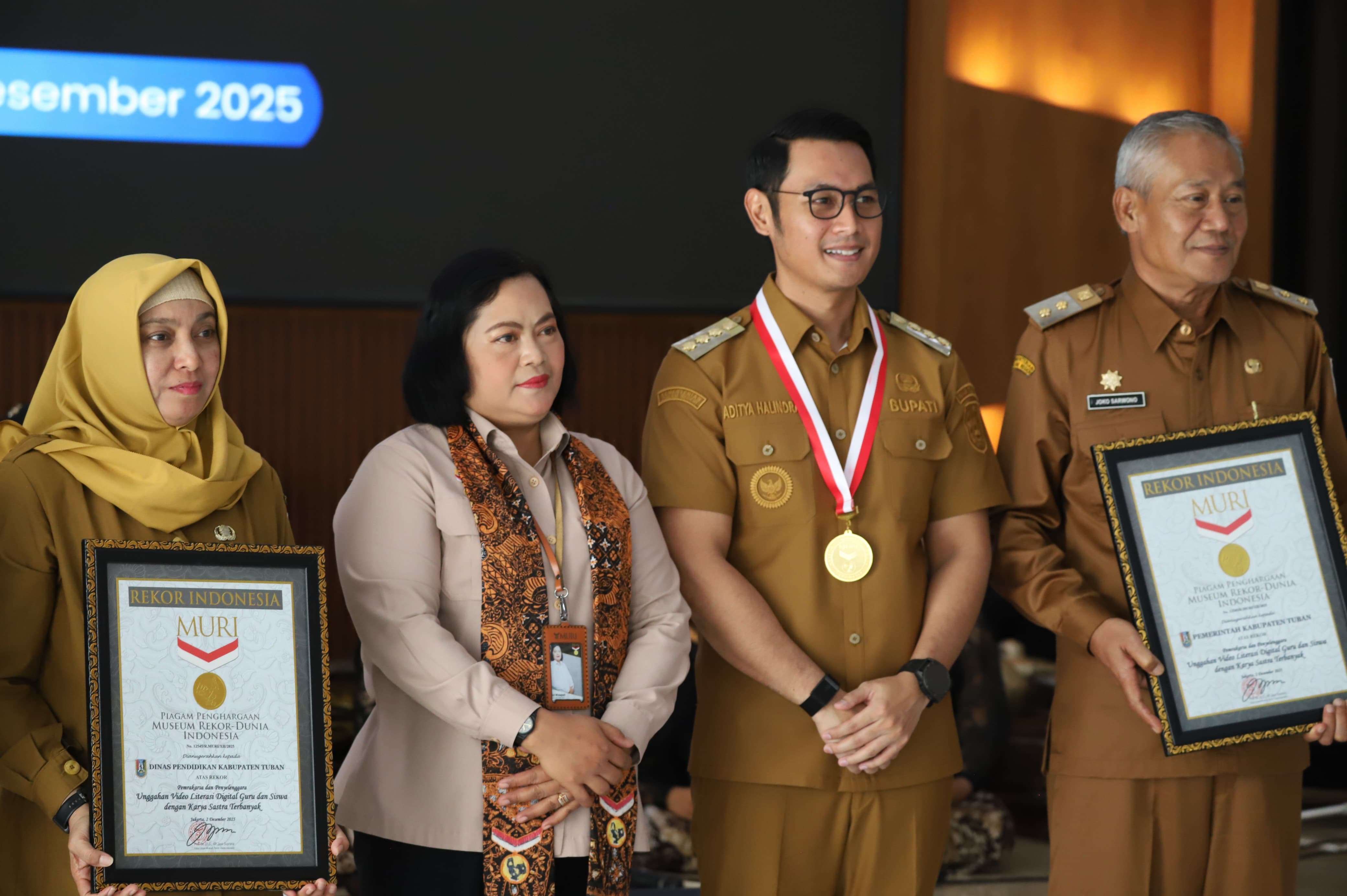 Pemkab Tuban saat menerima penghargaan rekor muri