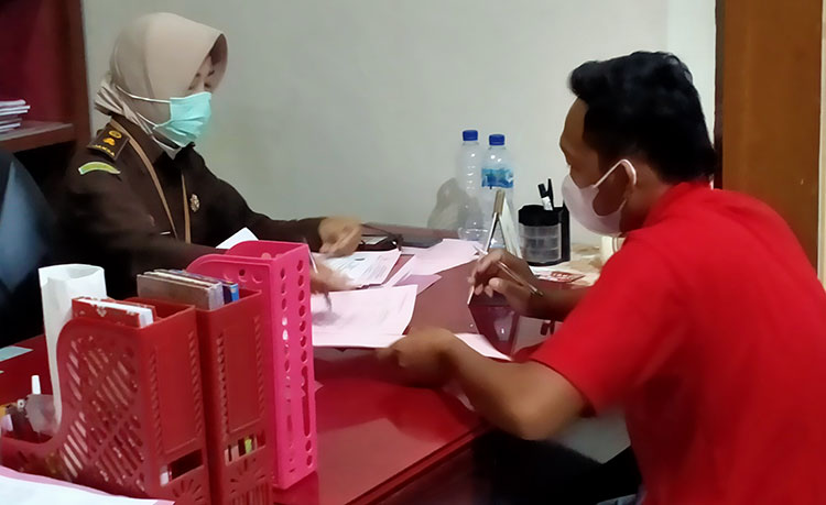 Kejaksaan Negeri (Kejari) Trenggalek menerima pelimpahan berkas perkara atas nama terdakwa Bambang Pramujianto, kasus penyebar video berkonten pornografi dari Kepolisian Resor Trenggalek, Kamis (27/5/2021). (foto: ist)