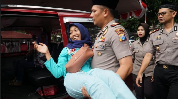 Eka Wulandari, anggota sebuah yayasan pembina disabilitas asal Malang saat digendong Kapolres Blitar AKBP Budi Hermanto. 