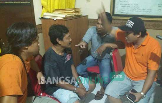 Tersangka saat dimintai keterangan di Mapolres Jombang. foto: ROMZA/ BANGSAONLINE