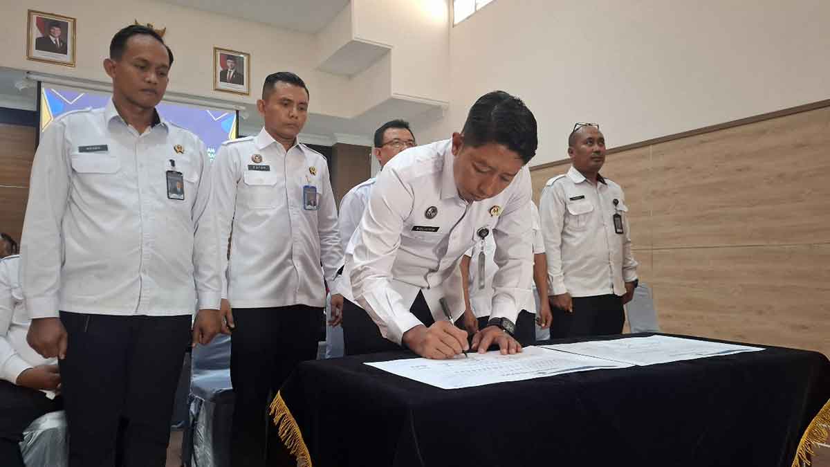 Kalapas Kediri, Solichin, saat melakukan penandatanganan Komitmen Bersama Petugas Pemasyarakatan. Foto: Ist