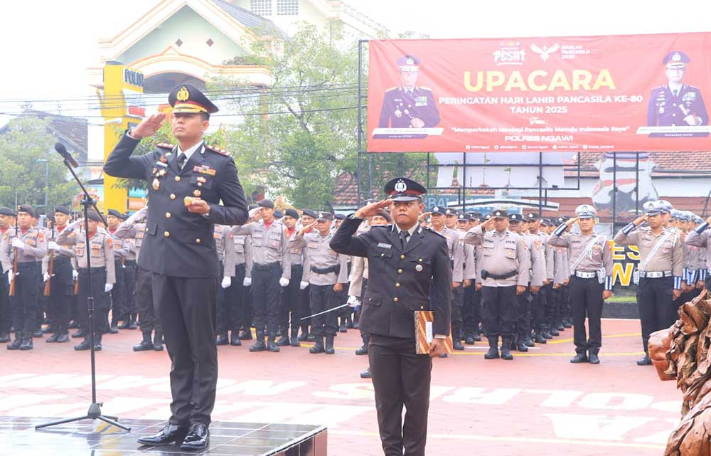Kapolres Ngawi AKBP Charles Pandapotan Tampubolon saat memimpin upacara peringatan Hari Lahir Pancasila.
